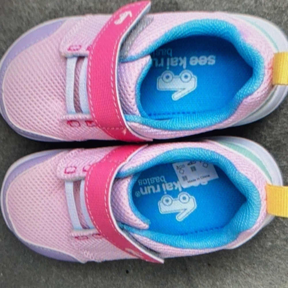 Light design Velcro closure vibrant shoes
